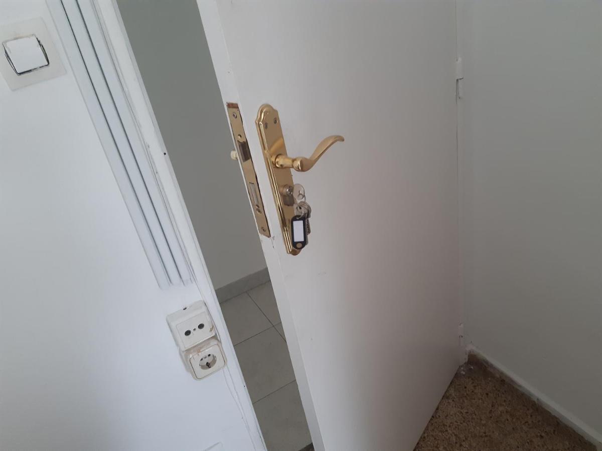 Room In Guest Room - Peaceful Accommodation In Madrid Near Atocha Ngoại thất bức ảnh